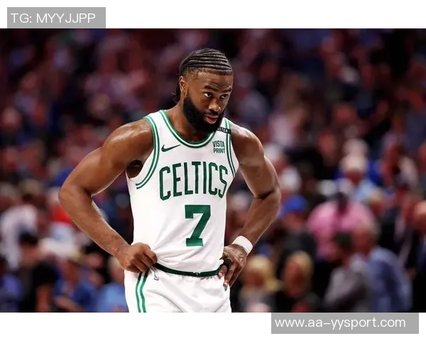 杰伦布朗三分球表现出色并为豪泽破纪录加油的精彩瞬间