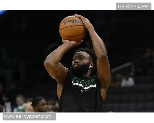 杰伦布朗半场表现出色13投8中贡献18分5助攻正负值高达5