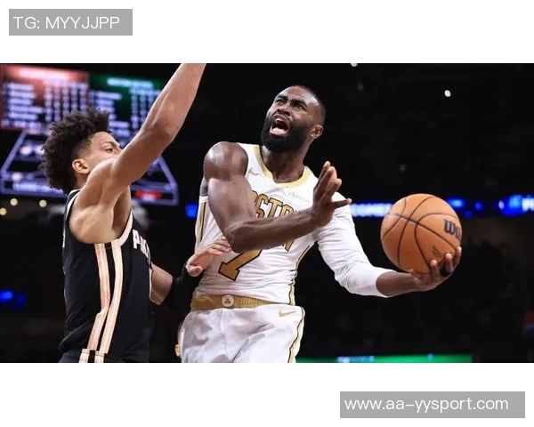 杰伦布朗首节低迷次节回暖上半场狂砍19分展现强大实力